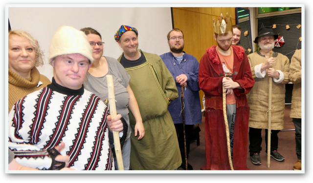 Ensemble der inklusiven Theatergruppe B-Rührung in Kostümen